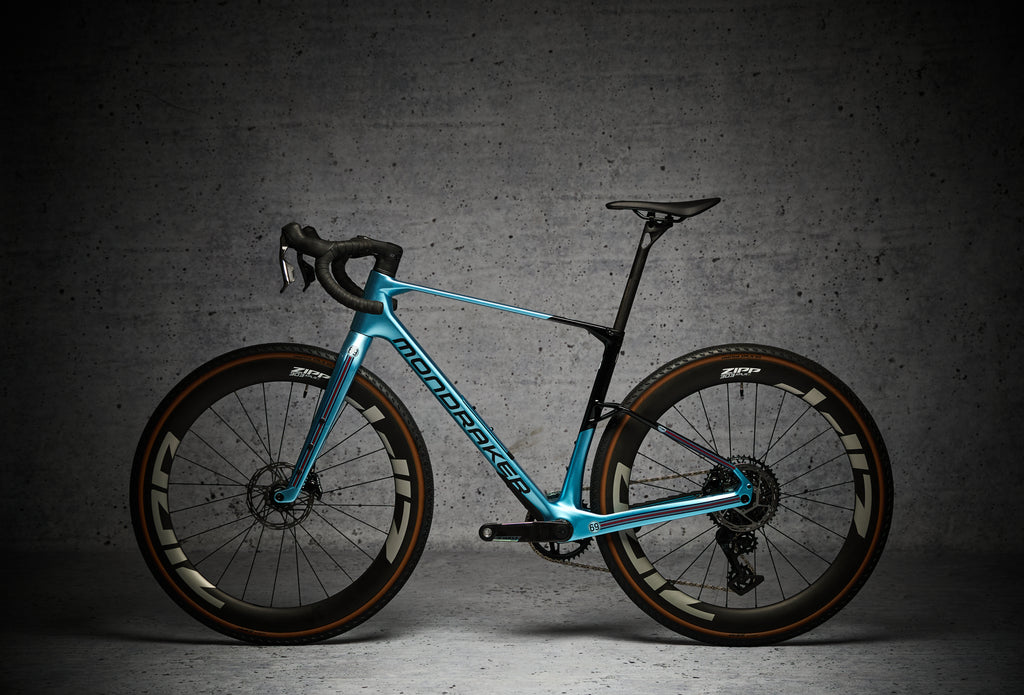 Bici gravel azzurra con protezione NEO Racing Gravel, vista laterale