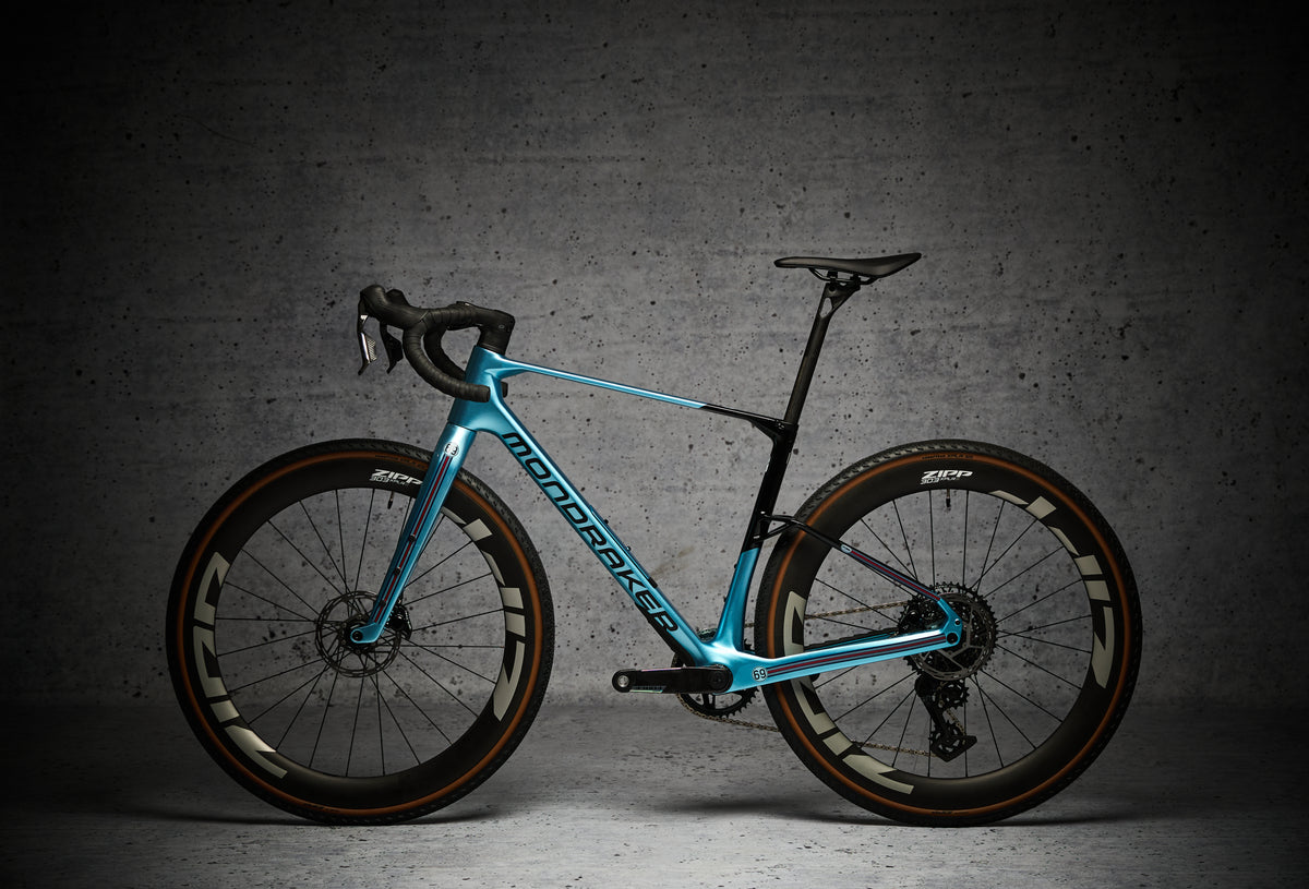 Bici gravel azul claro con un protector NEO Racing Gravel, vista lateral