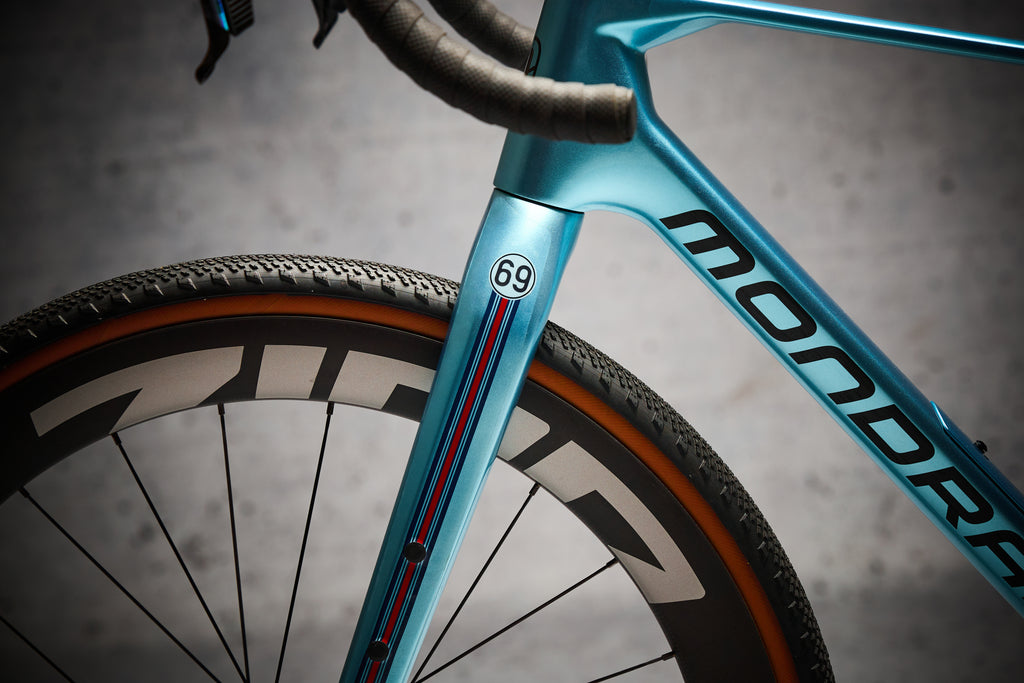 Protezione NEO Racing Gravel con strisce sul tubo sterzo di una bici gravel azzurra