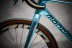 Protezione NEO Racing Gravel con strisce sul tubo sterzo di una bici gravel azzurra
