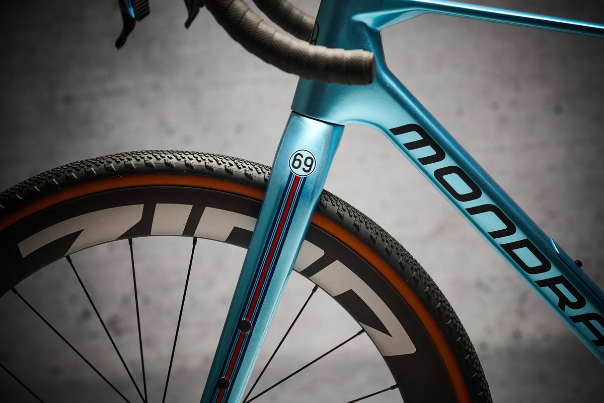 Protezione NEO Racing Gravel con strisce sul tubo sterzo di una bici gravel azzurra