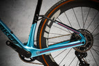 Protezione NEO Racing Gravel con strisce sul fodero orizzontale di una bici gravel azzurra