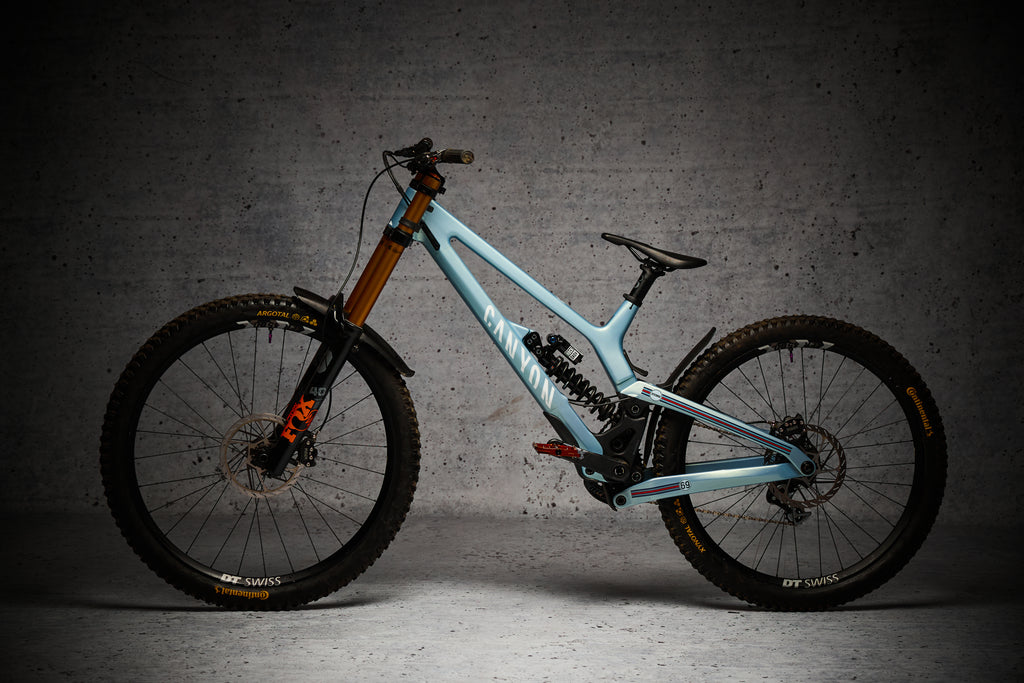 Bici da downhill azzurra con protezione NEO Racing, vista laterale