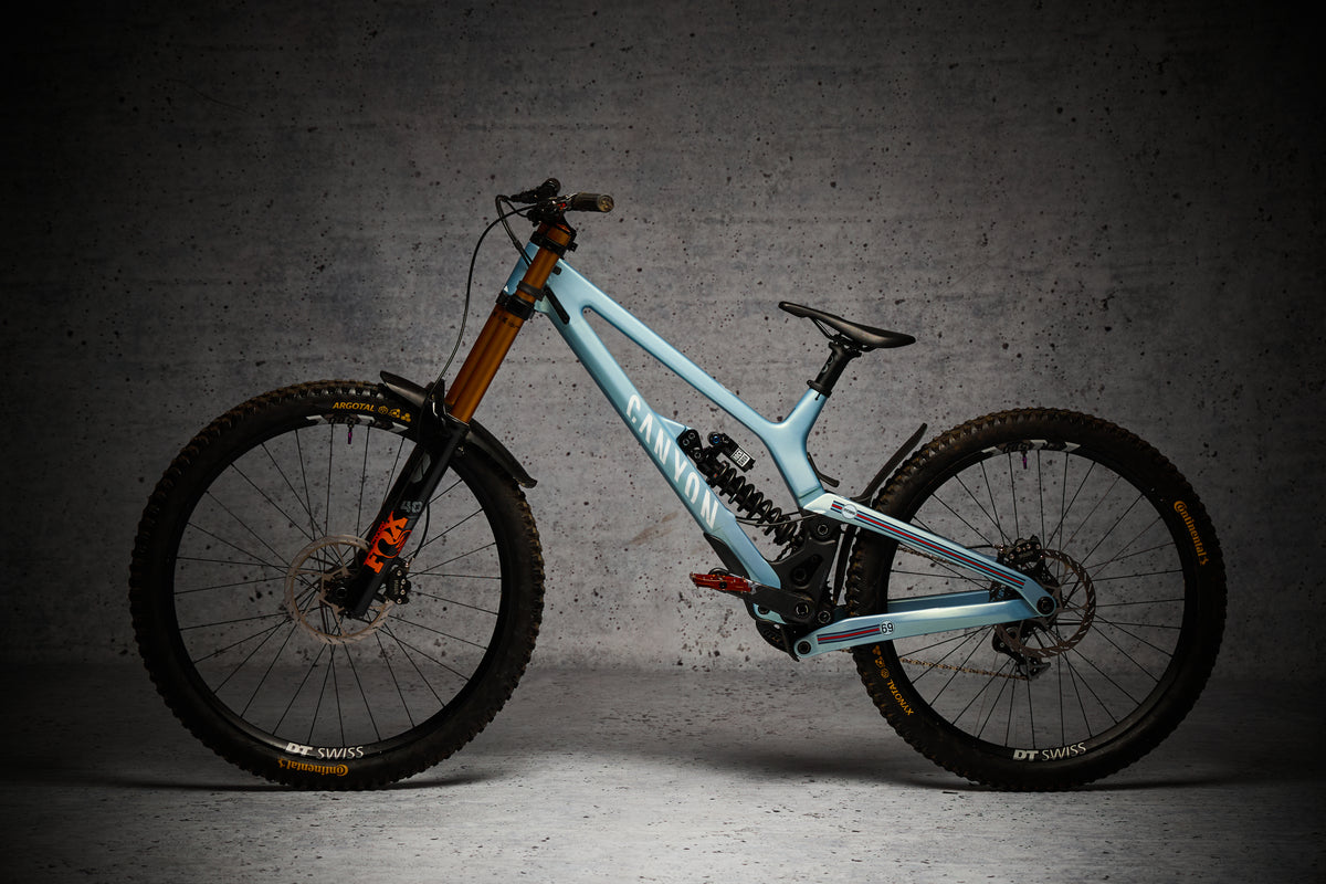 Bici da downhill azzurra con protezione NEO Racing, vista laterale