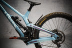 Protezione NEO Racing sul fodero orizzontale e vicino all’ammortizzatore posteriore di una MTB azzurra
