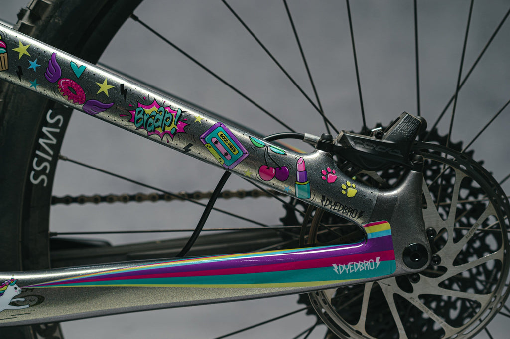 Protection de cadre Unicorn Glitter de DYEDBRO sur les haubans et les bases d’un vélo Yeti