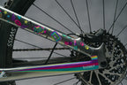 Protection de cadre Unicorn Glitter de DYEDBRO sur les haubans et les bases d’un vélo Yeti