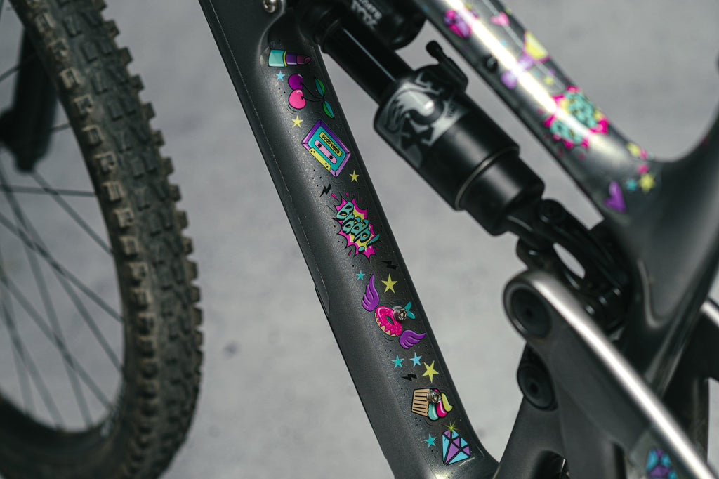 Protection de cadre Unicorn Glitter de DYEDBRO sur le tube diagonal d’un vélo Yeti
