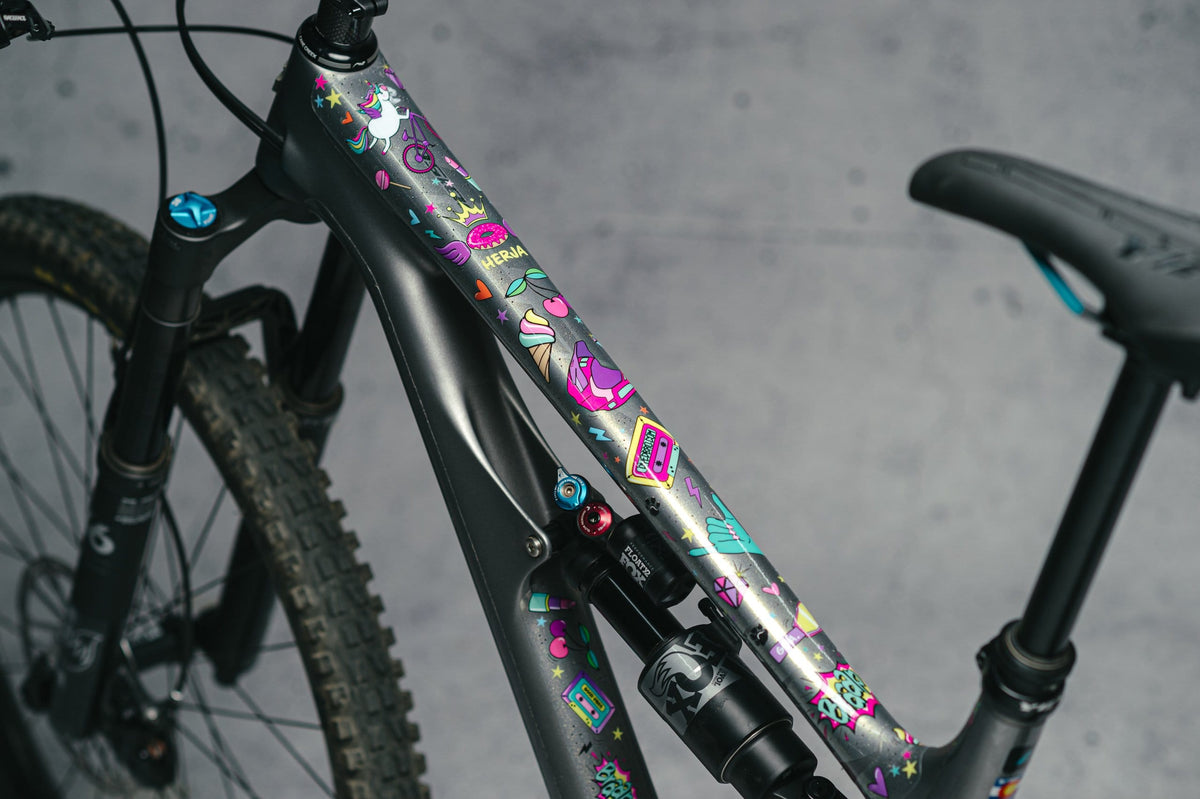 Protection de cadre Unicorn Glitter de DYEDBRO sur le tube supérieur d’un vélo Yeti